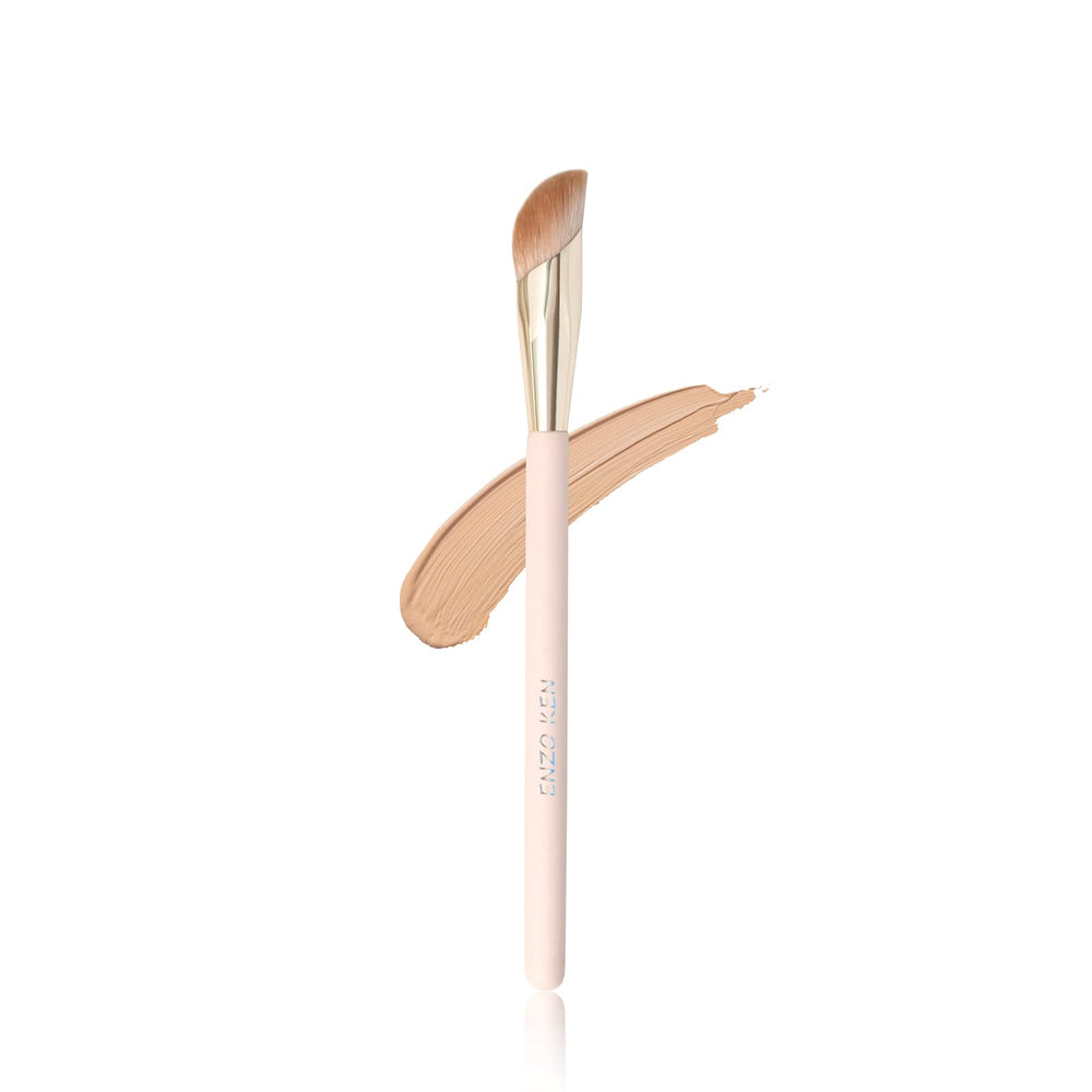 Brosse ENZO KEN angle-top pour le contour sous-oeil avec précision nette.