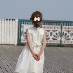 Look de soirée avec les barrettes EOMTUR, brillance discrète.