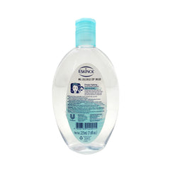 Eskinol application mains sur le visage pour nettoyage en douceur.