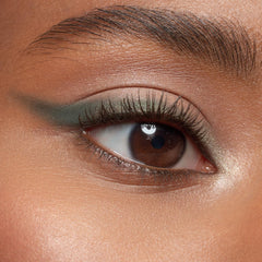 En action, la brosse conique sépare les cils avec Lash Princess brun