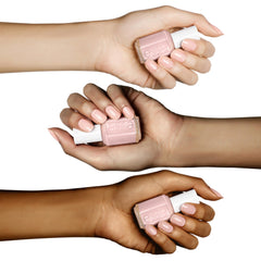 Essie Mademoiselle — teinte rose pâle adaptée à tous les looks.