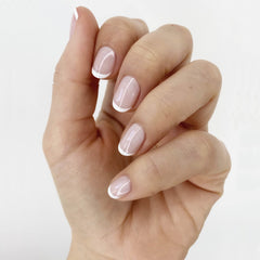 Essie Blanc pur sublime une manucure française nette et lumineuse.
