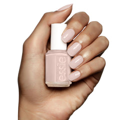 Essie Ballet Slippers : manucure quotidienne avec fini neutre et élégant.