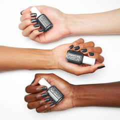 Ongles brillants avec le vernis essie On Mute pour un effet durable.