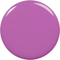 Application lisse du vernis essie violet brillant avec pinceau doux.