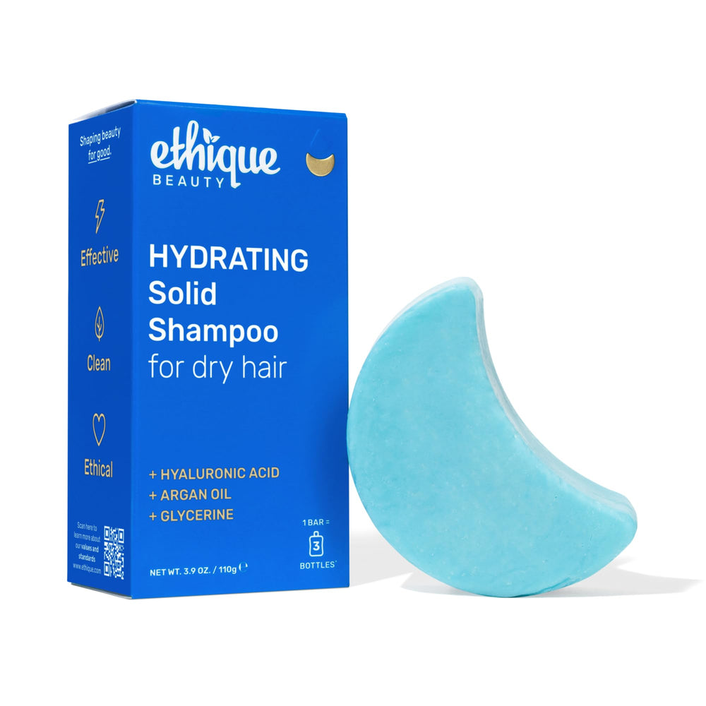 Ethique shampoing solide hydratant pour cheveux secs, bar en main montrant l'hydratation.