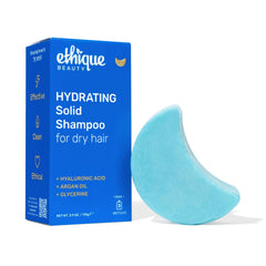 Ethique shampoing solide hydratant pour cheveux secs, bar en main montrant l'hydratation.