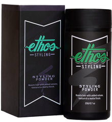Ethos Styling Poudre texturante en action, application à la racine pour plus de volume durable.