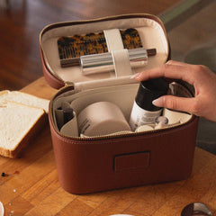 ETOILE Mini Vanity Case Ginger Brown fermeture éclair robuste pour utilisation durable.
