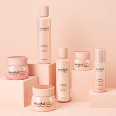 Application sur le visage de l'ETUDE Moistfull Collagen Essence pour une peau douce.