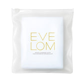 EVE LOM lingette muslin pour exfoliation douce du visage, prête pour les soins.