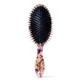 Brosse Everist démontrant le démêlage efficace pour cheveux sans casse et brillance.