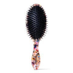 Brosse Everist démontrant le démêlage efficace pour cheveux sans casse et brillance.