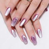 Ongles evpct violet oeil-de-chat avec reflets changeants pour un look chic.