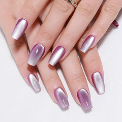 Ongles evpct violet oeil-de-chat avec reflets changeants pour un look chic.