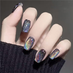 Ongles evpct œil-de-chat noir chrome avec effet lumineux.