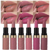 Évpct rouge-levres nude-matte sur lèvres, tenue longue durée pour un look naturel.
