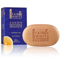 FAIR & WHITE Savon Exfoliant 200 g nettoie en douceur et révèle l'éclat.