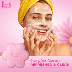 Mousse riche du So White Exfoliant, délicate pour une utilisation quotidienne.