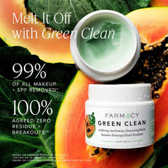 Baume onctueux Farmacy Green Clean dans la main, démontrant la douceur d'application