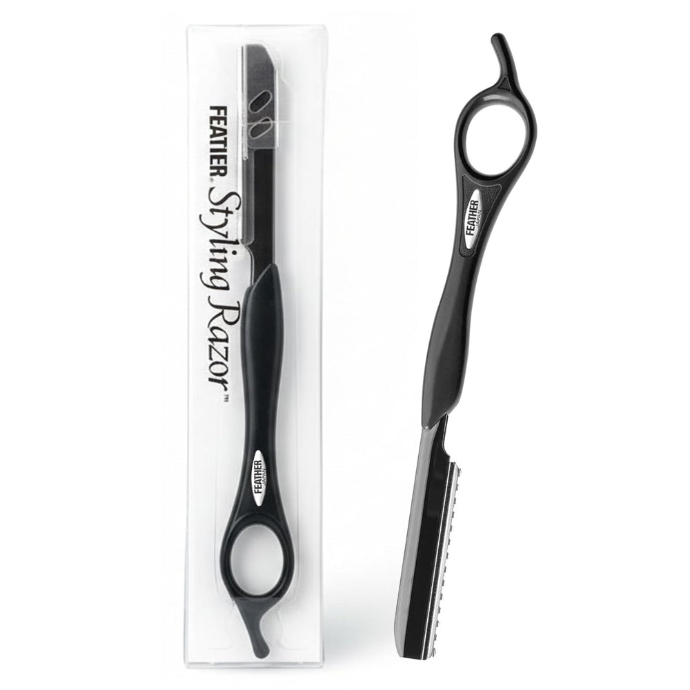 Rasoir Feather Styling avec poignée noire, équilibre parfait pour une coupe précise.