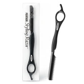 Rasoir Feather Styling avec poignée noire, équilibre parfait pour une coupe précise.