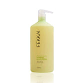 Shampoing Brillant FEKKAI: bouteille 1L prête à transformer votre routine capillaire, brillance possible.