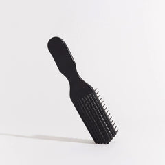 Brosse Felicia Leatherwood, poignee confort pour un maniement stable et précis.