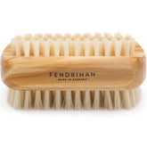 Brosse Fendrihan avec poils de sanglier, gros plan sur les poils naturels pour le nettoyage des ongles.