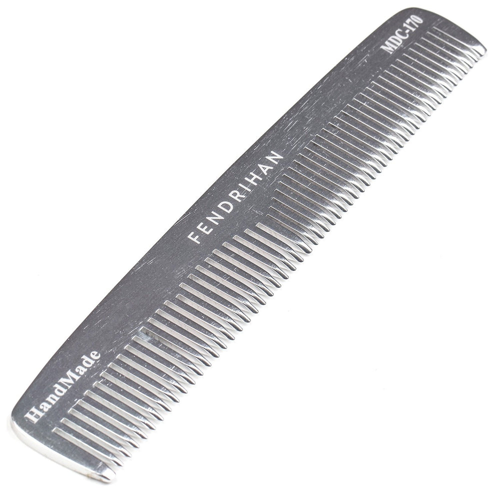 Le peigne de poche Fendrihan, dents doubles en métal, idéale pour dompter les cheveux et réduire les nœuds.