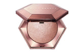 Fenty Beauty Diamond Bomb dévoile un voile diamanté sur le visage et le corps pour un éclat instantané.