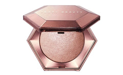 Fenty Beauty Diamond Bomb dévoile un voile diamanté sur le visage et le corps pour un éclat instantané.