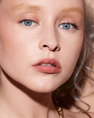 Gloss Bomb Color Drip 02 Fenty Glow, texture crème pour lèvres hydratantes et pigmentées.