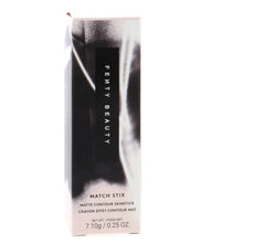 Application rapide avec ce crayon contour Amber 2 sur les pommettes.