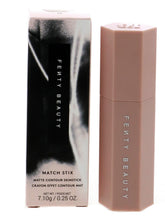 Fenty Beauty Match Stix Contour Soft Amber - emballage compact prêt pour le voyage, contour discret.