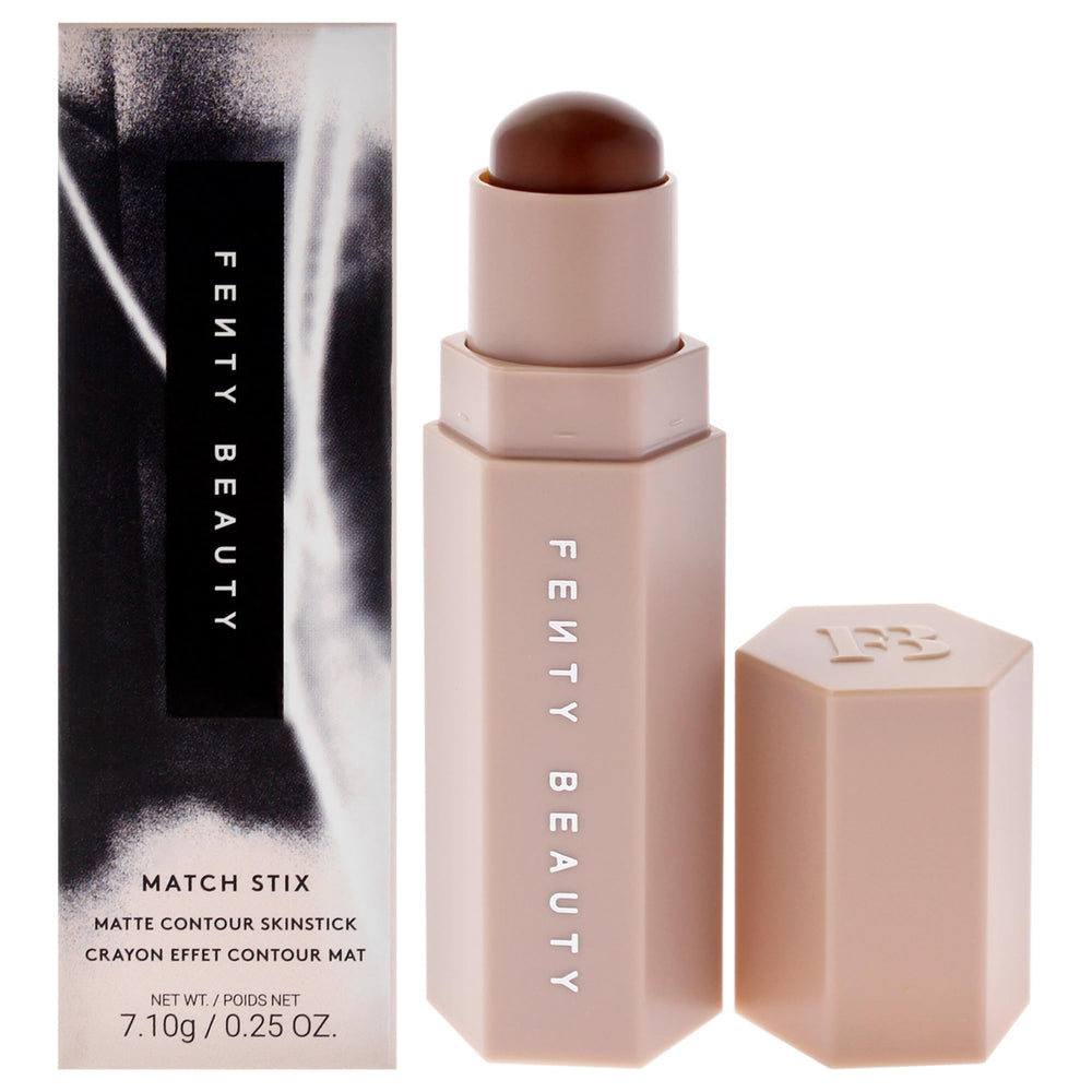 FENTY BEAUTY Match Stix Matte Contour Skinstick sur les pommettes pour un contour sculpté.