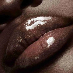 Gloss Bomb FENTY BEAUTY avec effet plumping subtil et naturel.