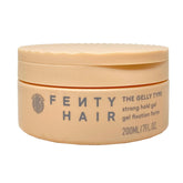 Bouteille du gel Fixation Forte Fenty Hair prête au coiffage longue tenue.