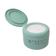 Parfum signature enveloppant le soin capillaire pendant l’utilisation.