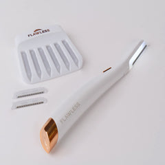 Dermaplane Glo Finishing Touch Flawless avec têtes de remplacement faciles à changer.