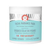 First Aid Beauty Facial Radiance Pads emballage élégant pour exfolier en douceur.