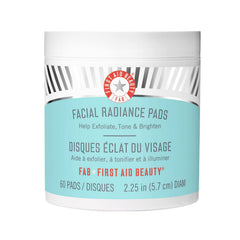 First Aid Beauty Facial Radiance Pads emballage élégant pour exfolier en douceur.