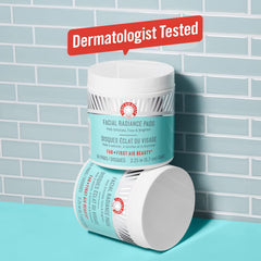 First Aid Beauty Facial Radiance Pads texture peau lisse et éclat naturel.