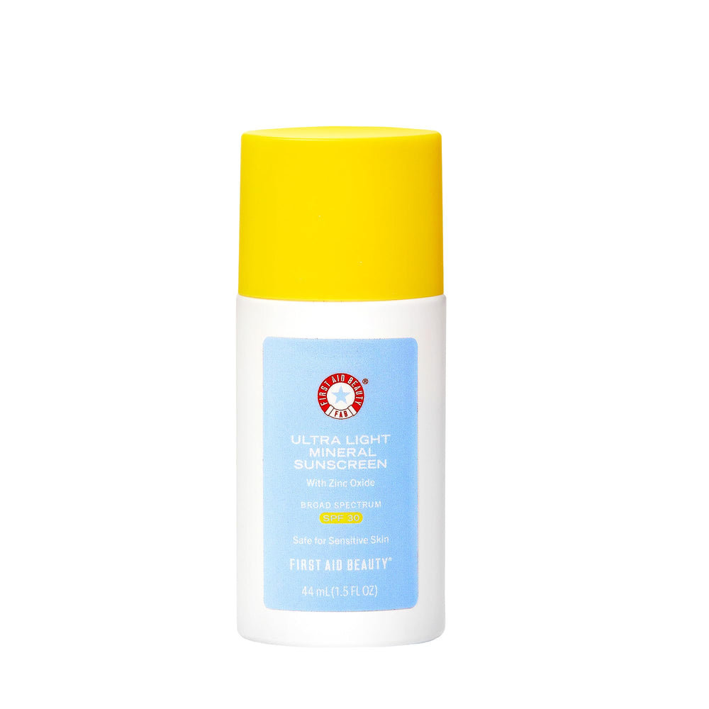First Aid Beauty fluide minéral SPF30 en flacon pompe pour une protection légère.