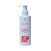 First Aid Beauty nettoyant visage crème-mousse dans bouteille; démaquille en douceur et hydrate.