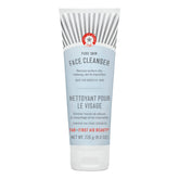 First Aid Beauty Pure Skin Face Cleanser, bouteille elegante et pratique.