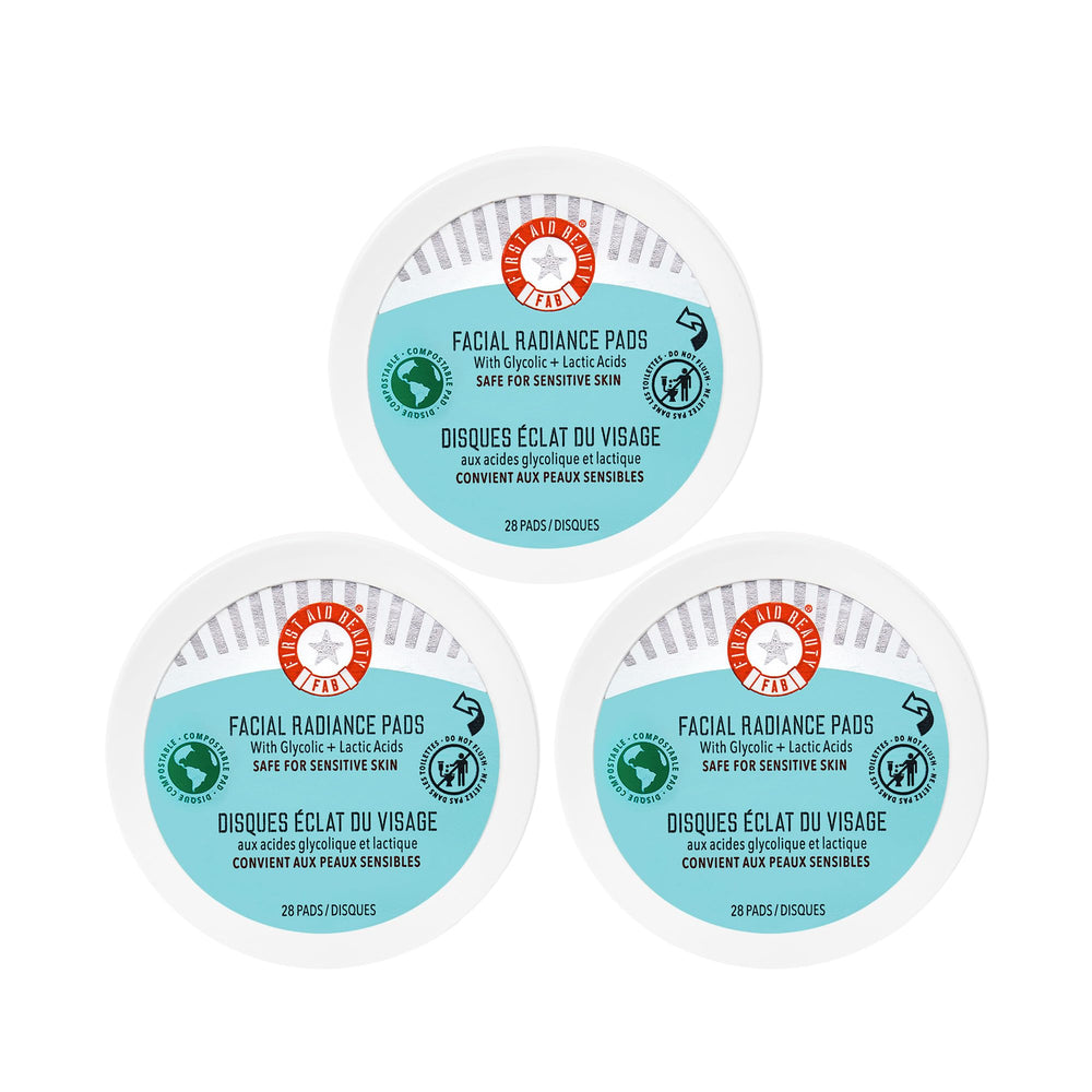 Tampon éclarissant First Aid Beauty pour teint lumineux et peau prête au maquillage.