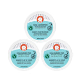 Tampon éclarissant First Aid Beauty pour teint lumineux et peau prête au maquillage.