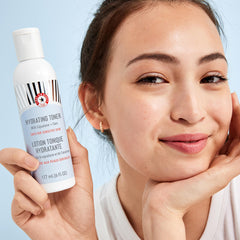 Flacon transparent First Aid Beauty, visuel clair et hydraté, pouvoir durer toute la journée.
