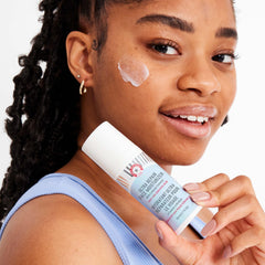First Aid Beauty Ultra Repair – ingredients avoine colloïdale et karité présentés visuellement